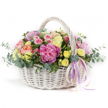 Букет сборный в корзине "Созвездие Любви"